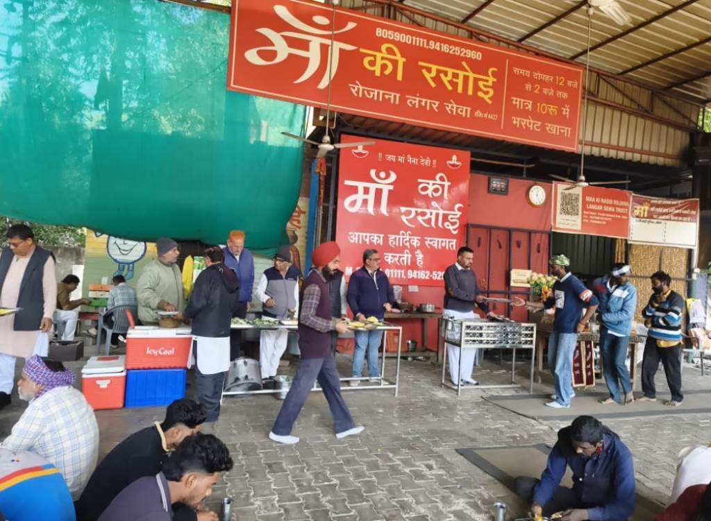 ਲਾਇਨਜ਼ ਕਲੱਬ ਰਤੀਆ ਸਿਟੀ ਨੇ ਮਾਂ ਕੀ ਰਸੋਈ ਵਿਖੇ ਸੇਵਾ ਕੀਤੀ